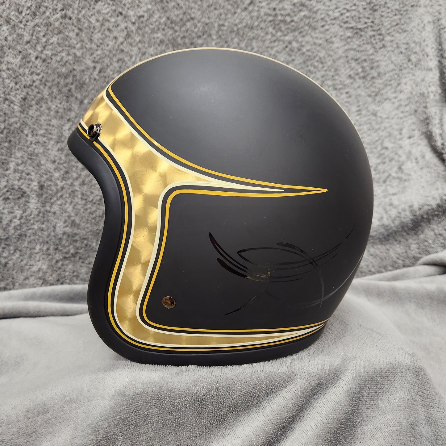 Gold leaf scalloped Biltwell Bonanza helmet